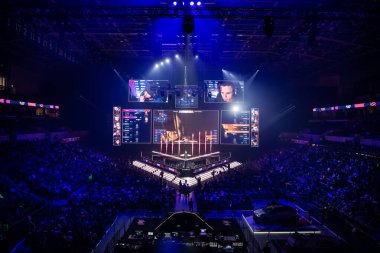 MOSCOW - 14 Eylül 2019: İthalat oyun etkinliği. Büyük arena büyük oyun esportları etkinliğine ev sahipliği yapıyor. Mekan mavi renkte. Orta sahnede büyük ekranlar, oyuncular, yorumcular, ana kupa.