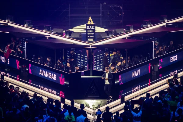 MOSCOW - 14 DE SETEMBRO DE 2019: evento de jogos de esports. Grande arena que hospeda grande evento de esports de jogos. Local iluminado com cor azul. Palco central com estandes de jogadores, lugar de comentaristas, troféu principal. — Fotografia de Stock