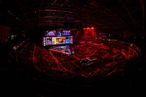 MOSKVA - 14. září 2019: esports gaming event. Přehled obrazu velké arény hostující velké herní esports událost. Místo osvětlené červenou barvou. — Stock fotografie