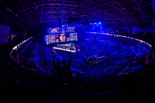 MOSCÚ - 14 DE SEPTIEMBRE DE 2019: evento de esports gaming. Dos amigos animando a su equipo favorito en el punto de vista general en la arena frente a una pantalla grande. —  Fotos de Stock