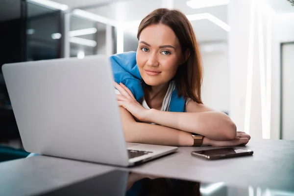 Mujer en el trabajo remoto o la educación en línea, utilizando el ordenador portátil, tomando notas, en el interior de casa. Negocios en línea, joven profesional en el lugar de trabajo. Trabajando desde casa. — Foto de Stock