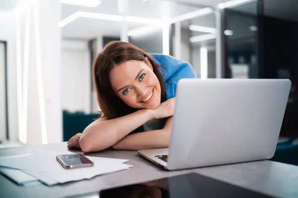 Retrato de la chica gamer jugando juego en línea en un ordenador portátil desde casa — Foto de Stock