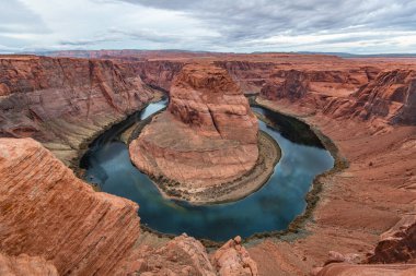 Arizona Horseshoe Virajı, Glen Kanyonu 'ndaki Colorado Nehri' nin ortası.