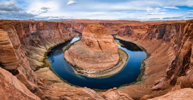Arizona Horseshoe Virajı, Glen Kanyonu 'ndaki Colorado Nehri' nin ortası.