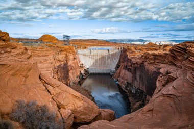 Glen Kanyonu barajı, Colorado Nehri 'nden elektrik alır ve Powell Gölü' nün sınırını oluşturur. Uzun, katıksız, turuncu kanyon duvarları nehrin üzerinde, büyük bakış açıları oluşturuyor..