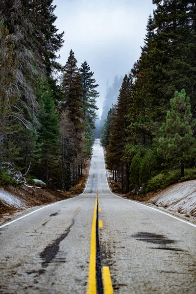 Eine steile Straße im Sequoia National Park, Kalifornien, USA. — Stockfoto