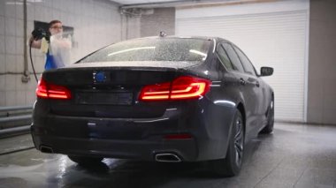 Araba yıkama işlemi, beyaz köpükle kaplanma, parlak araba dış yüzeyine sabun yayılması. Araba Yıkama veya Araba Ayrıntıları İşlemi.