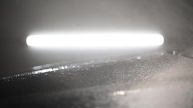 Araba yıkamada hortumdan çıkan yüksek basınçlı köpüğü yavaş çekimde yakından çek..