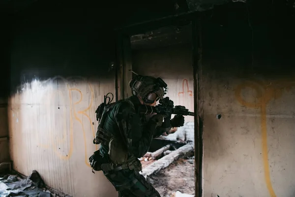 Soldier in combat. Urban combat training, soldier entering abandoned building. Anti terrorist operation battlefield training. — Stock Photo, Image