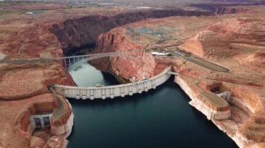 Arizona, ABD 'deki Powell Gölü' ndeki vadi barajının nefes kesici görüntüsü..