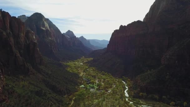 Vista aérea cinematográfica del hermoso Parque Nacional Zion, Utah, EE.UU.. — Vídeos de Stock