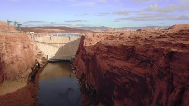 Rio Colorado, barragem de Glen Canyon e Lago Powell, Arizona, EUA. Torres e chaminés de refrigeração. — Vídeo de Stock
