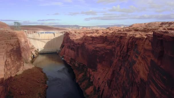 Coloradofloden, Glen Canyon dammen och sjön Powell, Arizona, USA. Kyltorn och skorstenar. — Stockvideo