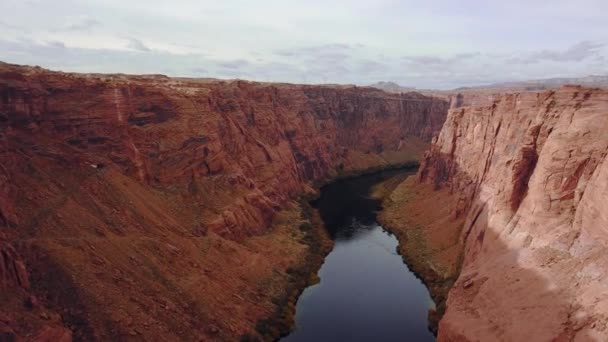 Colorado folyó, Glen Canyon gát és Powell tó, Arizona, USA. Hűtőtornyok és kémények. — Stock videók