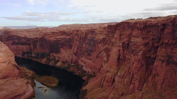 Tiro aéreo de deslumbrante barragem de canyon glen no lago powell, infraestrutura No Arizona, EUA. — Vídeo de Stock