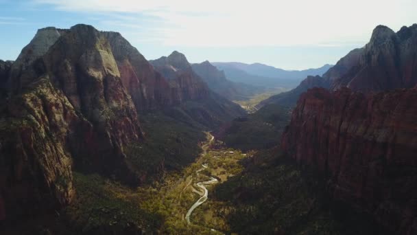 Vista aérea cinematográfica del hermoso Parque Nacional Zion, Utah, EE.UU.. — Vídeo de stock