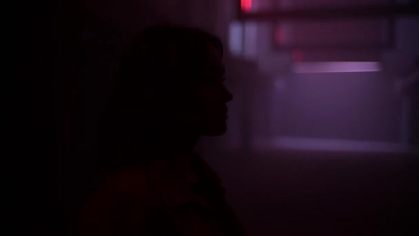暗いトンネルの中に一人で立っている女性。落ち込んでる女の子 — ストック動画