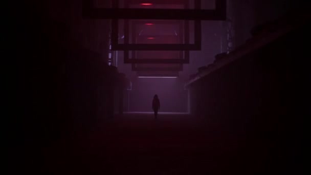 Camera segue giovane donna bruna in giacca rossa cammina rapidamente lungo il lungo corridoio con lampi al buio. — Video Stock