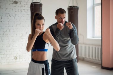 Çekici genç bir boksör kız arkadaşına boks eğitimi için donanımlı bir çatı katında boks teknikleri öğretiyor.