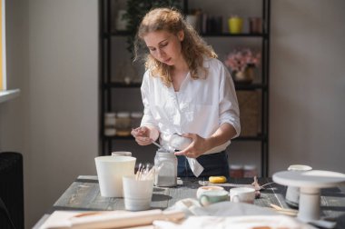 Çömlek üretim süreci. Seramik eşyalar üzerindeki cam fırçasının uygulamasıName.