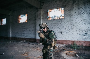 Savaşta asker. Şehir çatışması eğitimi, terk edilmiş binaya giren askerler. Terörle mücadele savaş alanı eğitimi.