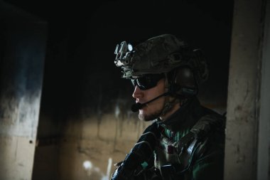 Asker çarpışma için taktik donanım hazırlıyor.