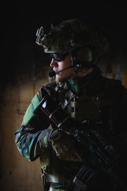 Ön cephede, elinde tüfekle beyaz bir asker var. Etrafı kolaçan ediyor..