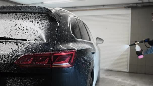 洗车过程中,用白色泡沫包裹,将肥皂涂在闪亮的汽车外部.洗车或汽车零售工序. — 图库视频影像