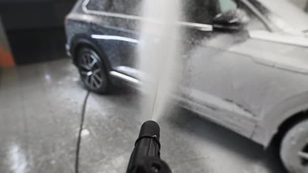 Hombre cubriendo un coche con espuma usando lavadora de alta presión. Proceso de lavado de autos. Vista en primera persona. — Vídeo de stock