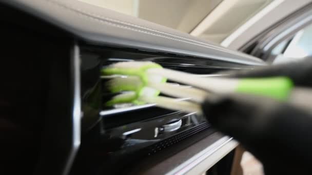 Cepillo de limpieza de polvo de los detalles interiores del coche, cubierta de ventilación. — Vídeo de stock