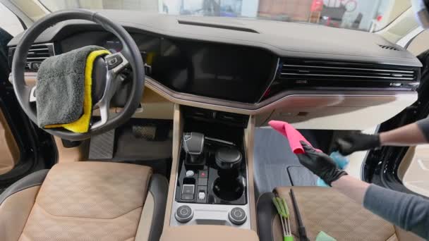 Un homme nettoyage intérieur de voiture avec microfibre, détails de voiture et concept de valet. — Video