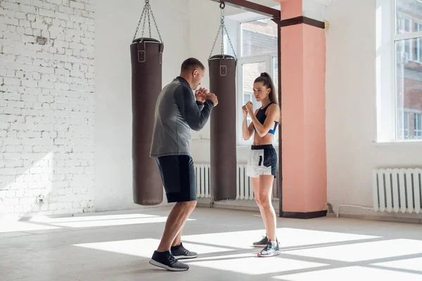 Donna che allena la boxe con personal trainer. Istruttore insegnare boxer femminile pratica di combattimento insieme — Foto Stock