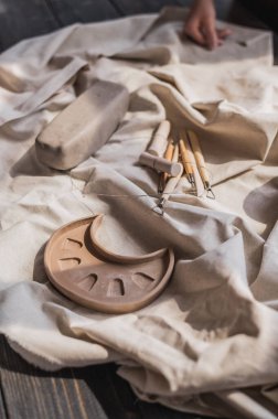 Çömlek sanatı. Çömlekçilik, aletler, fırçalar, farklı seramik vazolar ve kaselerle dolu bir yer.