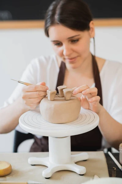 妇女装饰手工制作的陶器花瓶特写 — 图库照片