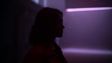 Karanlık tünelde tek başına duran bir kadın. Üzgün kız.