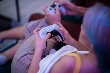 PS5 DualSense kontrolörü ve PS4 DualShock oyun platformu oyuncuların elinde. Moskova - 28 Kasım 2020.
