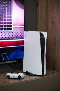 Yepyeni Sony PlayStation 5 oyun konsolu DualSense kumandası kullanıma hazır TV ekranının yanında. Moskova - 28 Kasım 2020.