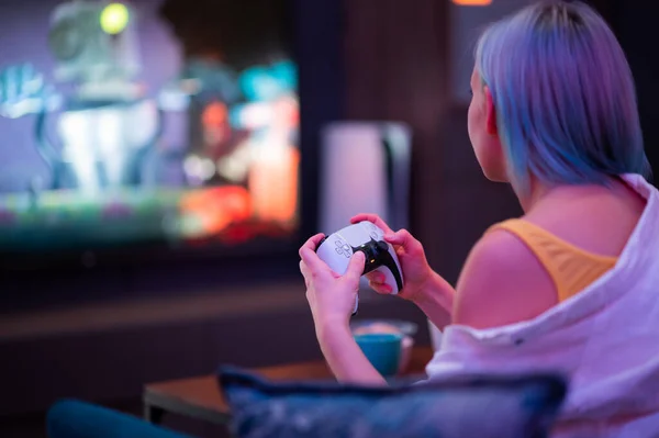 Chica en casa jugando consola de juegos PlayStation 5 en casa. Moscú - 28 de noviembre de 2020. — Foto de Stock