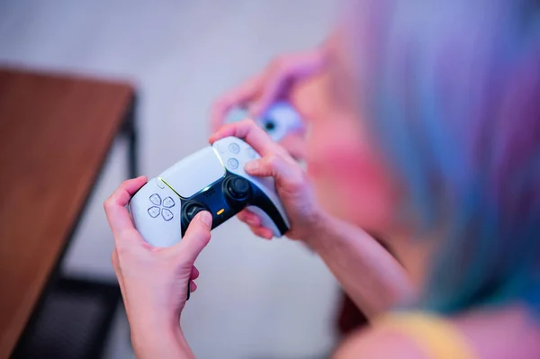 Chica con controlador de próxima generación en sus manos jugando juegos en casa. —  Fotos de Stock