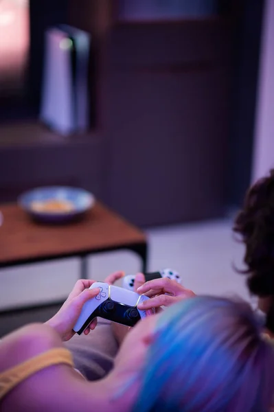 Menina com controlador de próxima geração em suas mãos jogando jogos em casa. — Fotografia de Stock