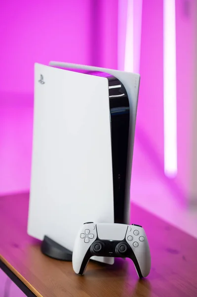 Die brandneue Sony PlayStation 5 Spielkonsole mit DualSense-Controller zu Hause einsatzbereit. Moskau - 28. November 2020. — Stockfoto