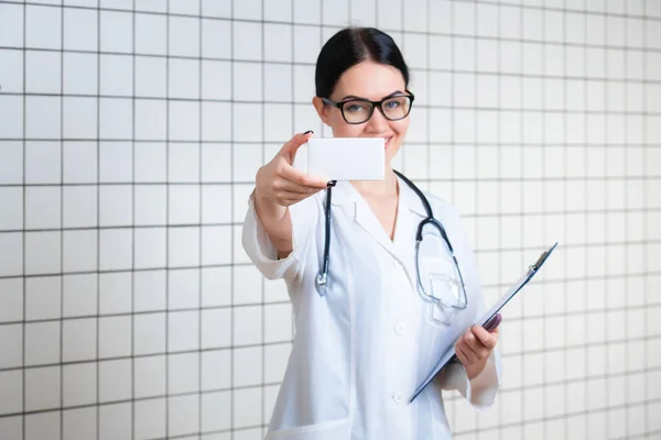 Farmacéutico mostrando blanco caja de la medicina en blanco con fondo de la oficina de farmacia — Foto de Stock