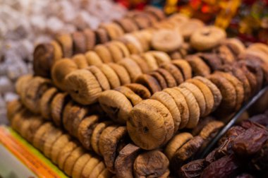 Türkiye sokak pazarında pazarda satılık incirler