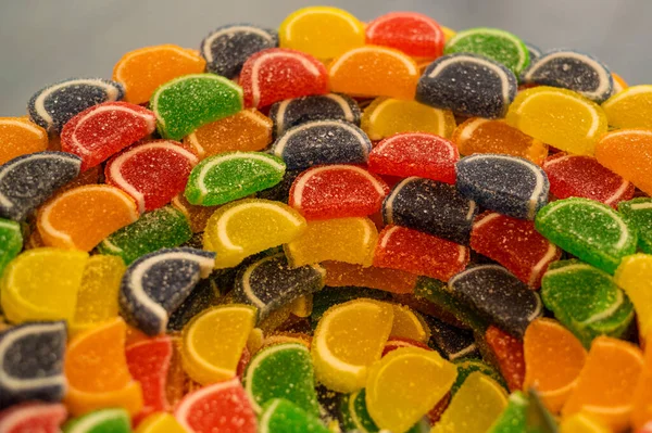 Sugar-sprinkled candies, jelly, marmalade, sweet, candy, sugar, tasty, color, multicolored, colorful half fruit shape dessert, for sale during food festival or market stall. Delicious multi-colored. — Stock Photo, Image