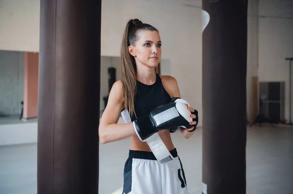 여자 선수가 펀치를 훈련시키고 권투 체육관에서 훈련하는 날에 — 스톡 사진