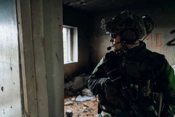 Military men with arms defending the building. Soldier stand guard securing territory looking around. — Stock Photo, Image