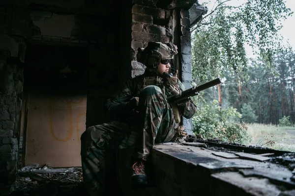 Στρατιώτης μιλάει στο γουόκι-τόκι μέσα στο κτίριο, στρατιωτική ιδέα — Φωτογραφία Αρχείου