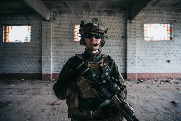 一名全副武装的专业士兵在镜头前的特写. — 图库照片