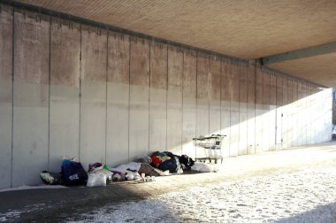 Berlin 'de soğuk kış boyunca evsizlerin tünediği güneş ışığı köprüsü.