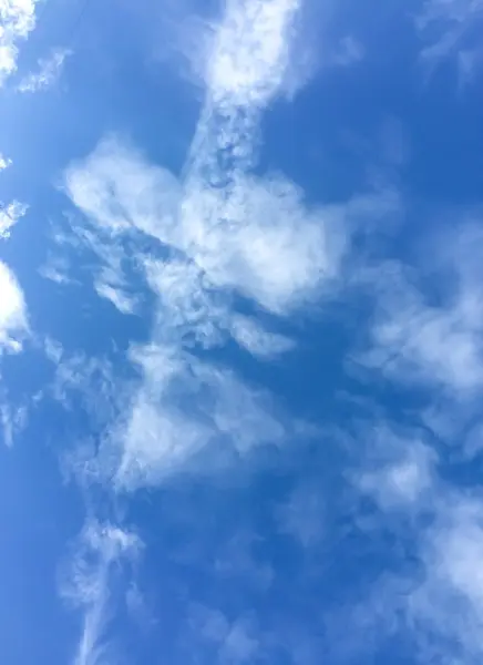 青い空に白い雲がライン — ストック写真